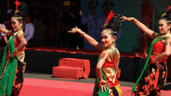 Táncosok Egy Csoportja Utcai Színpadon Hagyományos Jávai Táncra Táncolva Pekalongan — Stock Fotó