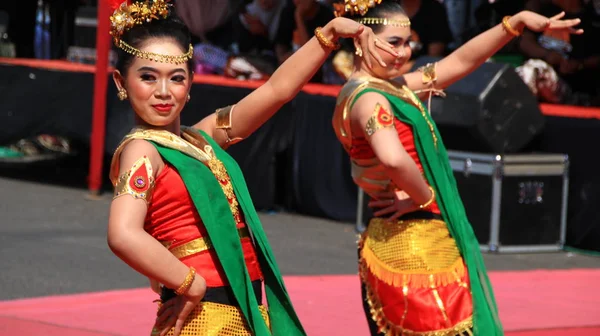 ストリートステージで踊っているダンサーのグループ 伝統的なジャワ舞踊へのダンス ペカロンガンインドネシア 10月2019 — ストック写真