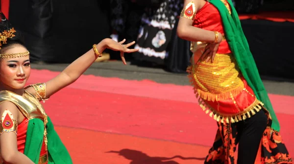 Grupo Dançarinos Enquanto Apresentam Palco Rua Dançando Dança Tradicional Javanesa — Fotografia de Stock