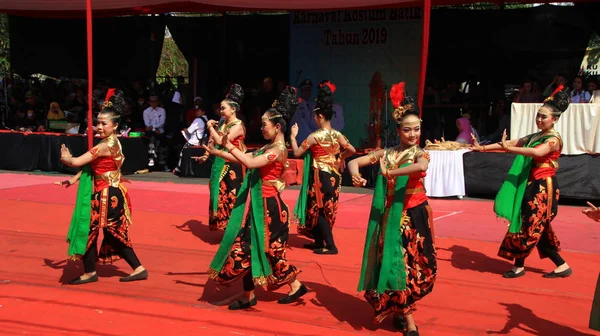 Grupo Dançarinos Enquanto Apresentam Palco Rua Dançando Dança Tradicional Javanesa — Fotografia de Stock