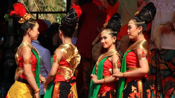 Grupo Dançarinos Enquanto Apresentam Palco Rua Dançando Dança Tradicional Javanesa — Fotografia de Stock