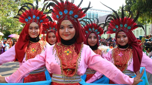 Grupo Dançarinos Enquanto Apresentam Palco Rua Dançando Dança Tradicional Javanesa — Fotografia de Stock