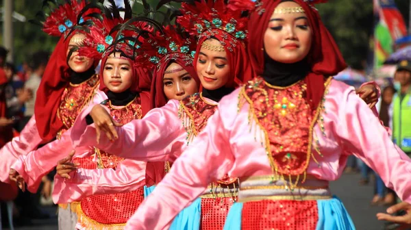 Grupo Dançarinos Enquanto Apresentam Palco Rua Dançando Dança Tradicional Javanesa — Fotografia de Stock