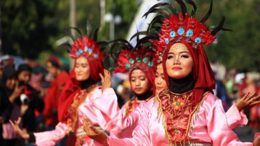 Bir grup dansçı, 6 Ekim 2019 'da sokak sahnesinde geleneksel Java dansı Pekalongan Endonezya' da dans ederken
