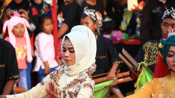 Bir Grup Dansçı Ekim 2019 Sokak Sahnesinde Geleneksel Java Dansı — Stok fotoğraf