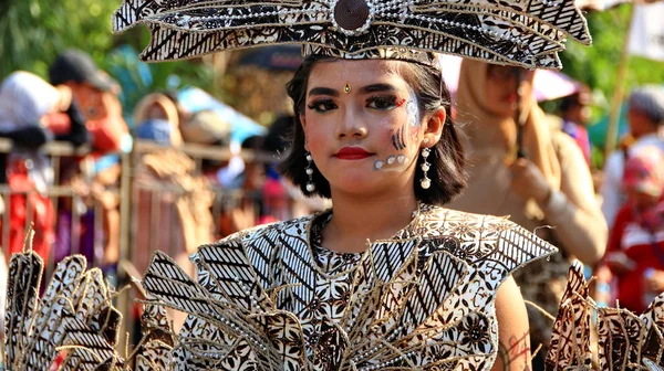 Pekalongan Indonezja Października 2019 Piękne Kobiety Przystojni Mężczyźni Uczestniczą Karnawale — Zdjęcie stockowe