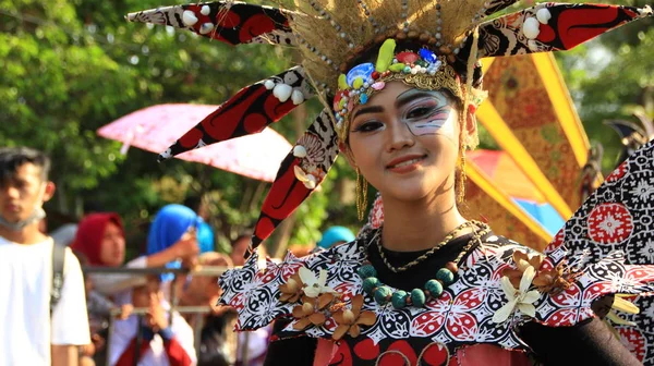 印度尼西亚Pekalongan 2019年10月6日 美丽的女性和英俊的男性穿着独特的服装参加Pekalongan Batik狂欢节 — 图库照片