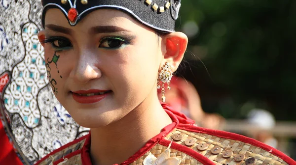 ペカロンガン インドネシア 10月6 2019 美しい女性とハンサムな男性は ペカロンガンバティックカーニバルでユニークな衣装を着て参加します — ストック写真