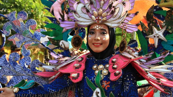 Pekalongan Indonezja Października 2019 Piękne Kobiety Przystojni Mężczyźni Uczestniczą Karnawale — Zdjęcie stockowe