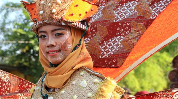 Pekalongan Indonezja Października 2019 Piękne Kobiety Przystojni Mężczyźni Uczestniczą Karnawale — Zdjęcie stockowe