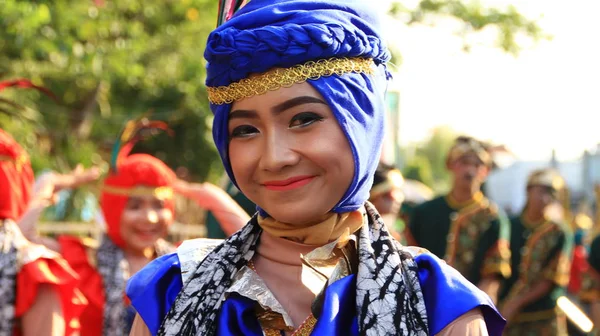ペカロンガン インドネシア 10月6 2019 美しい女性とハンサムな男性は ペカロンガンバティックカーニバルでユニークな衣装を着て参加します — ストック写真