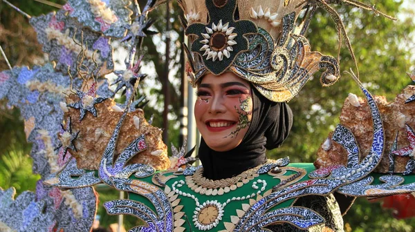 Pekalongan Indonezja Października 2019 Piękne Kobiety Przystojni Mężczyźni Uczestniczą Karnawale — Zdjęcie stockowe