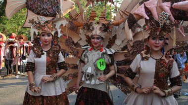 Pekalongan / Endonezya - 6 Ekim 2019: Güzel kadınlar ve yakışıklı erkekler Pekalongan Batik Karnavalı 'na eşsiz kostümler giyerek katılıyorlar 