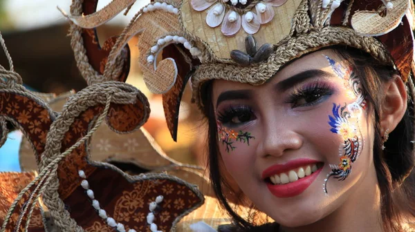 印度尼西亚Pekalongan 2019年10月6日 美丽的女性和英俊的男性穿着独特的服装参加Pekalongan Batik狂欢节 — 图库照片