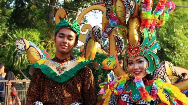 Pekalongan Indonezja Października 2019 Piękne Kobiety Przystojni Mężczyźni Uczestniczą Karnawale — Zdjęcie stockowe