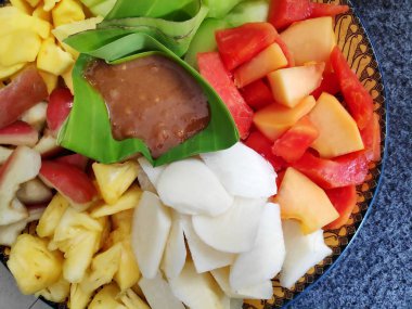 Lois Buah ya da Rujak. Acı biberli meyve. Geleneksel Endonezya geleneksel Fıstık soslu meyve salatası
