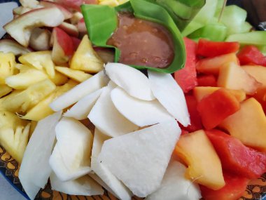 Lois Buah ya da Rujak. Acı biberli meyve. Geleneksel Endonezya geleneksel Fıstık soslu meyve salatası