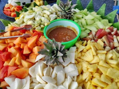 Lois Buah ya da Rujak. Acı biberli meyve. Geleneksel Endonezya geleneksel Fıstık soslu meyve salatası
