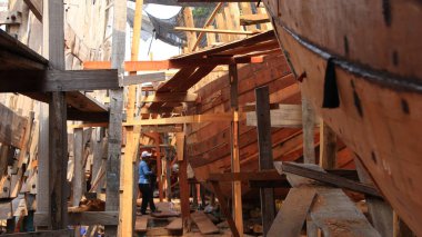 Batang Endonezya 'da, 14 Ekim 2019' da bir tersanede çalışan kereste işçisi.