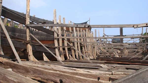 the process of making wooden ships on the deck of a ship