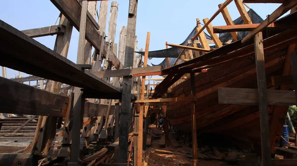 the process of making wooden ships on the deck of a ship