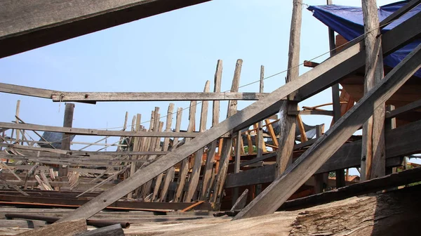 the process of making wooden ships on the deck of a ship