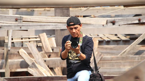 2019年10月16日インドネシア バタン島の船のデッキで木製の船を作るプロセスを文書化した男 — ストック写真