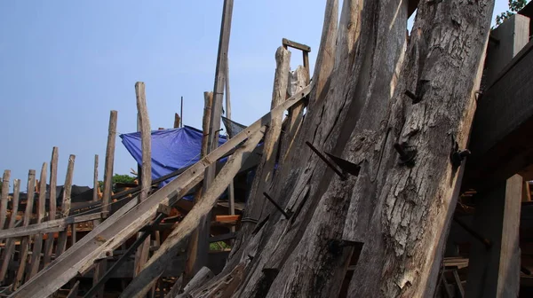 the process of making wooden ships on the deck of a ship