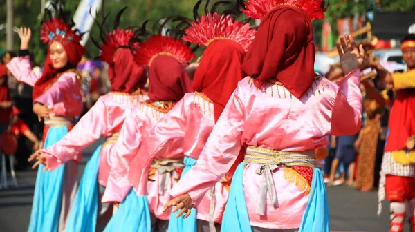 Eine Tänzergruppe Die Auf Der Straßenbühne Auftritt Und Traditionellen Javanischen — Stockfoto