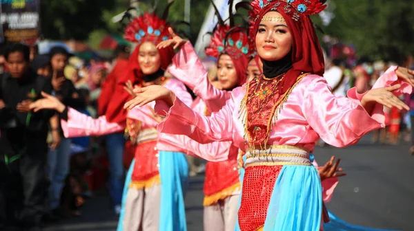 Táncosok Egy Csoportja Utcai Színpadon Hagyományos Jávai Táncra Táncolva Pekalongan — Stock Fotó