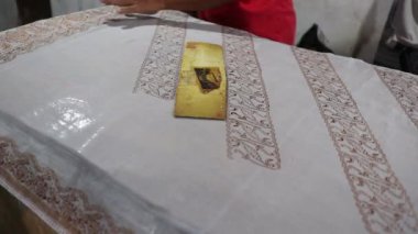 BLURRY ve yumuşak odak video, batik yapma etkinlik, oluşturma ve tasarlama beyaz kumaş konting ve malam kullanarak kumaş üzerine çarpma