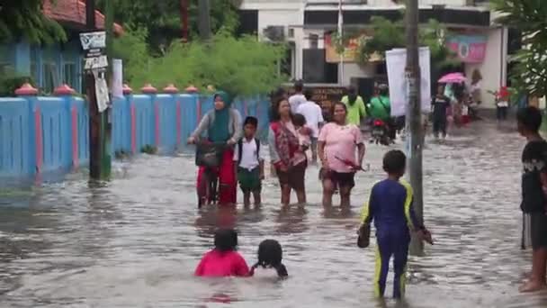 Residentes Crianças Idade Escolar Quando Passam Por Estradas Inundadas Com — Vídeo de Stock