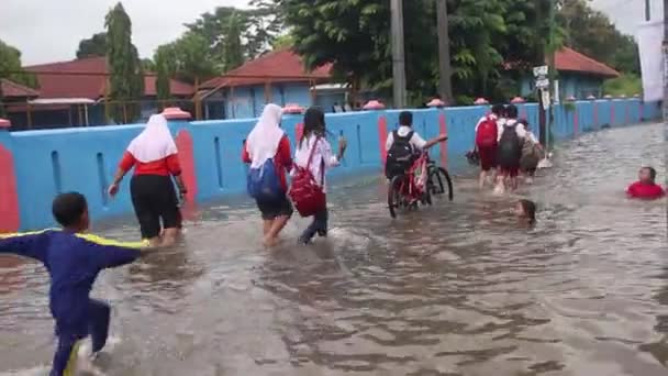 Inwoners Schoolkinderen Doortocht Door Overstroomde Wegen Met Nog Steeds Regenachtige — Stockvideo