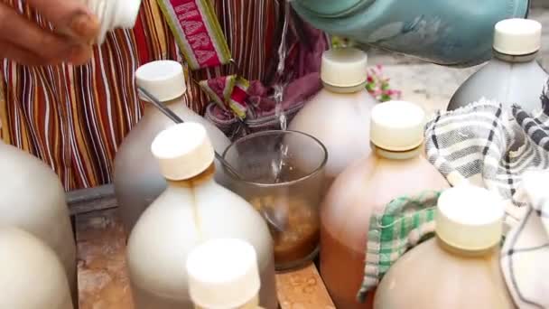 Traditionele Kruidenmedicijnverkoper Bij Het Brouwen Van Jamu Kruidendrank Een Glas — Stockvideo