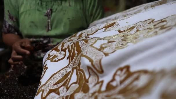 Pekalongan Endonezya Şubat 2020 Bir Kadın Geleneksel Tekniklerle Batik Işler — Stok video