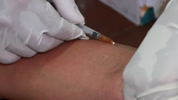 Artsen Met Beschermende Pakken Zuigen Bloed Niet Invasieve Testmethode Snelle — Stockvideo