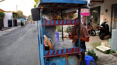 Seçici odak ve gürültü görüntüsü Endonezya yemeği, tavuklu erişte, doğrudan satıcı tarafından sunuluyor.