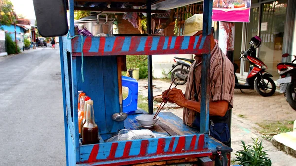 选择性聚焦和噪音图像印度尼西亚食品 面条与鸡肉 由卖方直接介绍在购物车上 — 图库照片