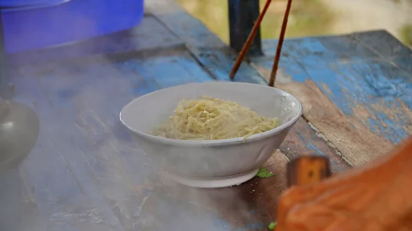 Foco Seletivo Imagem Ruído Comida Indonésia Macarrão Com Frango Apresentado — Fotografia de Stock