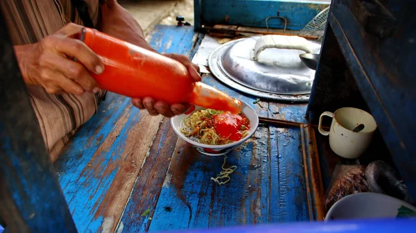 Foco Seletivo Imagem Ruído Comida Indonésia Macarrão Com Frango Apresentado — Fotografia de Stock