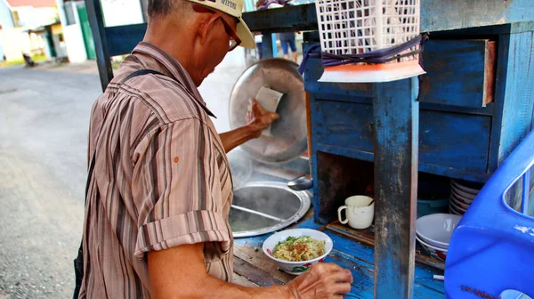 Selective Focus Noise Image Indonesian Food Noodles Chicken Presented Directly — Stock Photo, Image