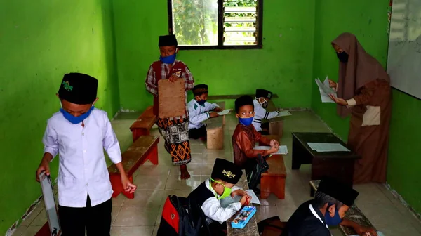 2010年6月13日 印度尼西亚巴塘 在新常态时代的科罗纳流行病期间 师生们戴着面具 在光线昏暗的情况下 发出噪音和肉感 没有聚焦在学校的图像上 — 图库照片