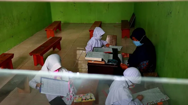 Não Focalize Imagem Uma Escola Enquanto Estudava Durante Epidemia Corona — Fotografia de Stock