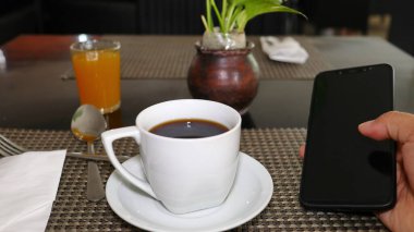  Kahvaltıda hiç gecikmeyen akıllı bir telefon.