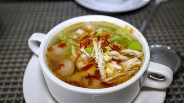 白いボウルに新鮮な千切り鶏の散水ソーセージスープ — ストック写真