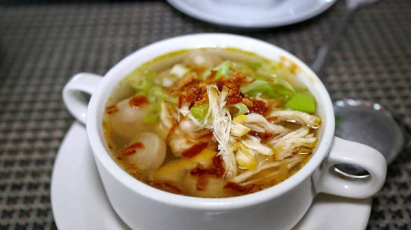 Sopa Salsicha Com Uma Pitada Frango Picado Fresco Uma Tigela — Fotografia de Stock