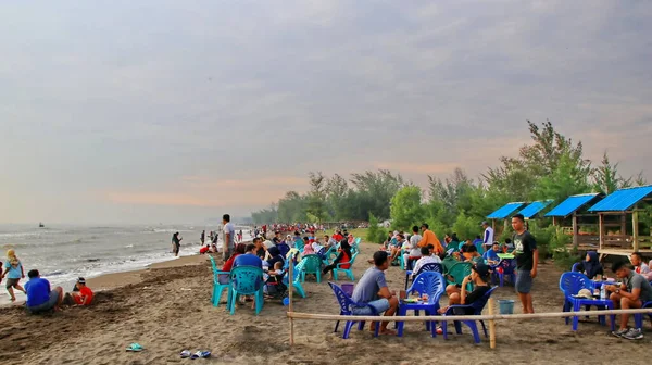 Touristes Tout Profitant Atmosphère Matinale Plage Batang Indonésie Juillet 2020 — Photo