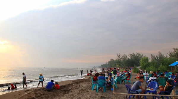 Touristen Genießen Die Morgenstimmung Strand Batang Indonesien Juli 2020 — Stockfoto