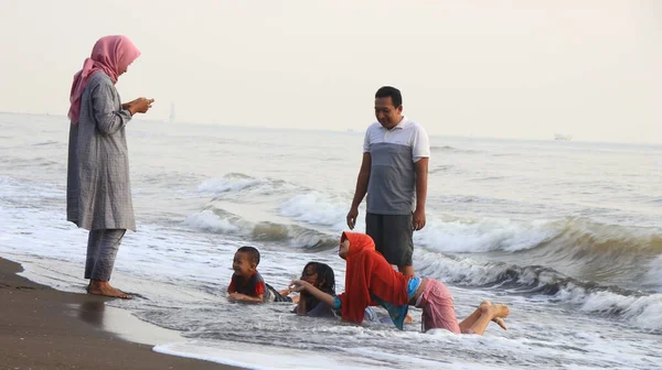 Tourists While Enjoying Morning Atmosphere Beach Batang Indonesia July 2020 — Stock Photo, Image