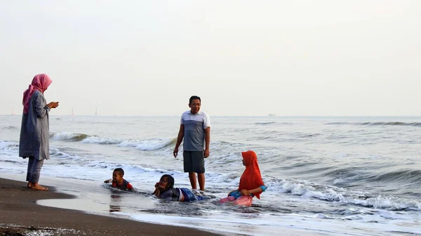 Tourists While Enjoying Morning Atmosphere Beach Batang Indonesia July 2020 — Stock Photo, Image